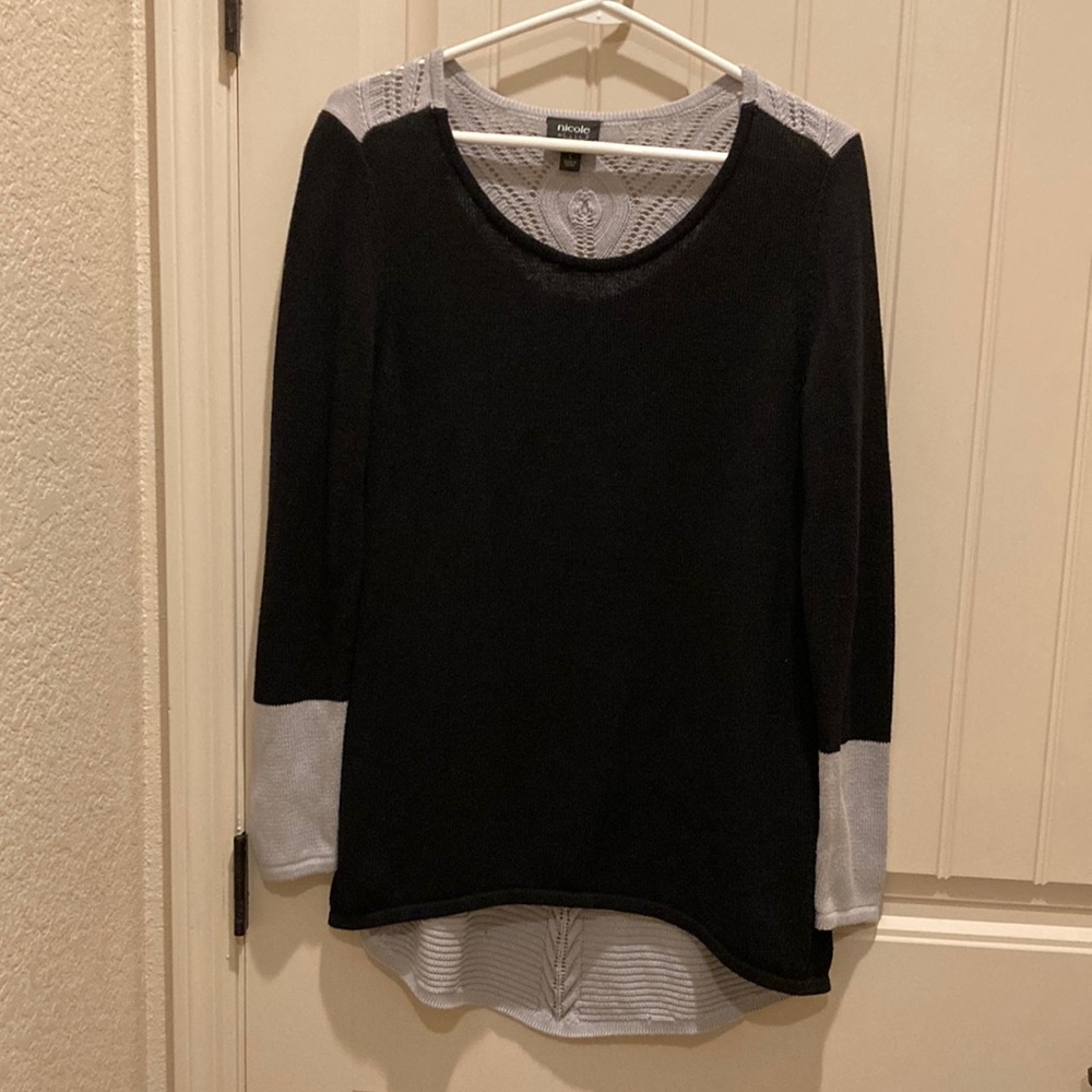 Nicole Miller Women’s Size L Sweater Black with Gray Open Knit Back Hi Lo Hem